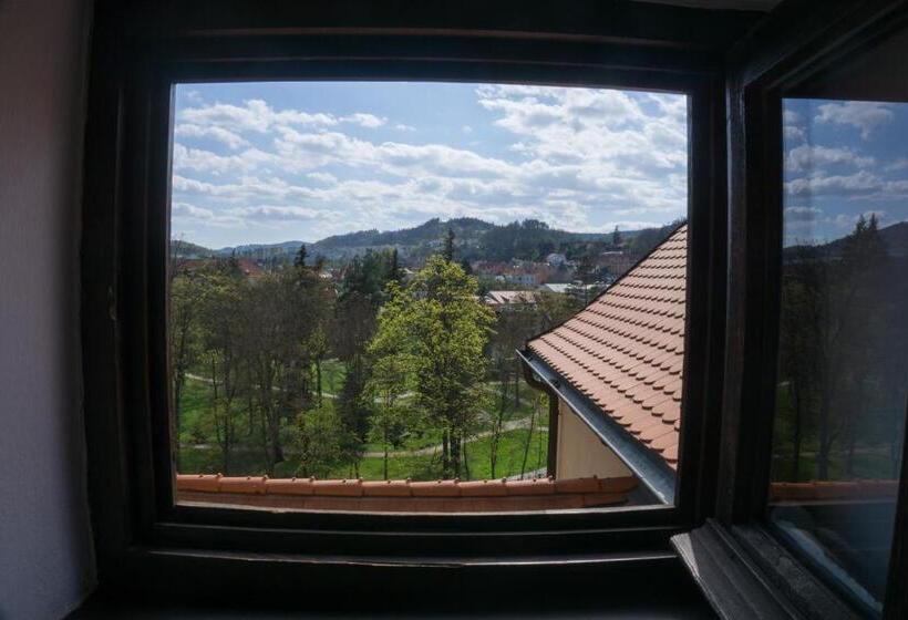 غرفة أساسية, Garni Myší Díra