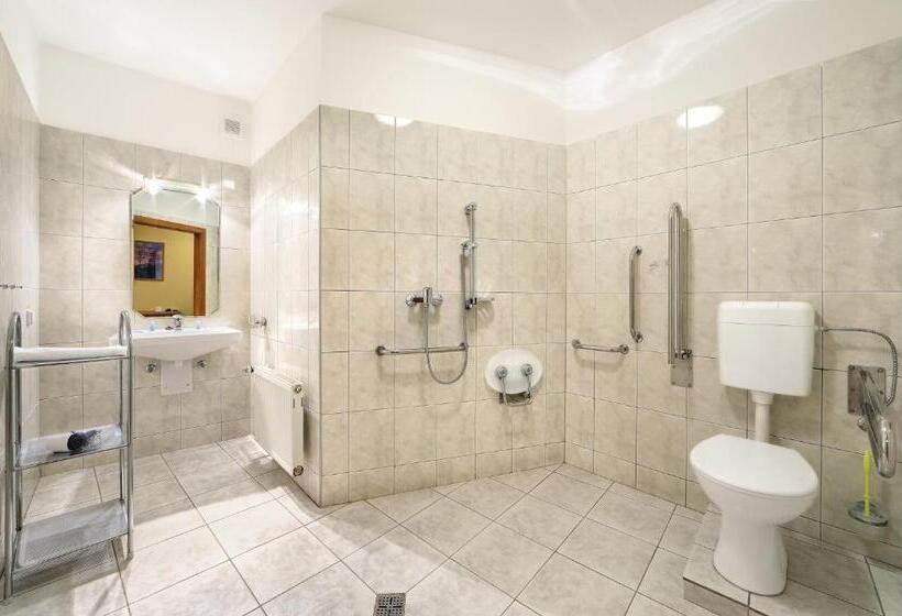 Quarto Estandar para Deficientes Físicos, Garni Myší Díra