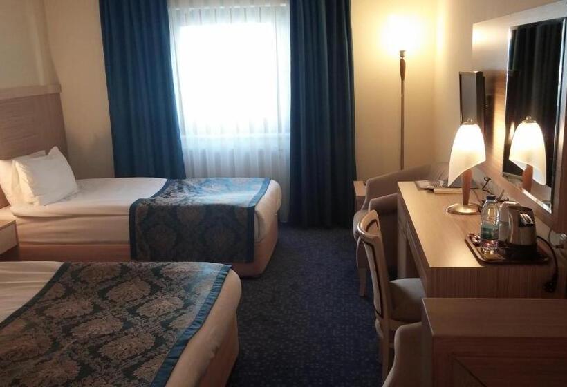 اتاق استاندارد سه نفره, Atakule King