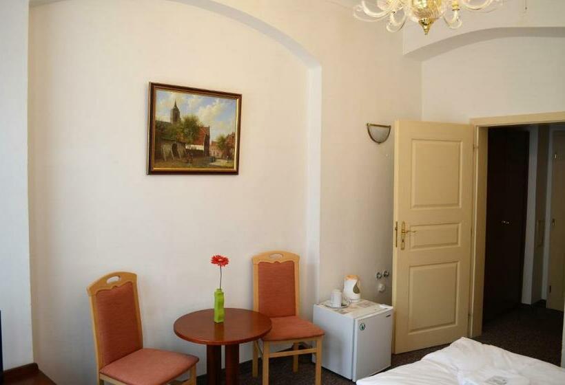 اتاق پنت هاوس, Petr