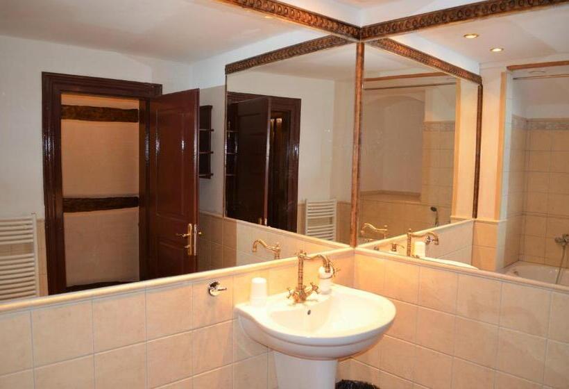 اتاق سوپریور خانوادگی, Petr