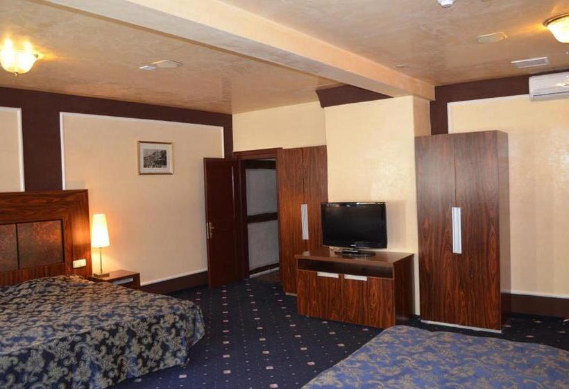 اتاق سوپریور خانوادگی, Petr