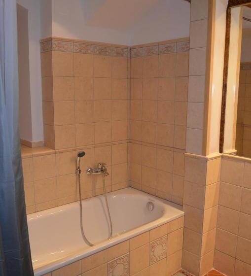 اتاق سوپریور خانوادگی, Petr