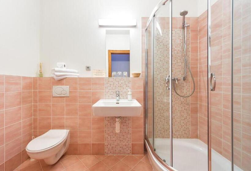 스탠다드 트리플 룸, Sharingham