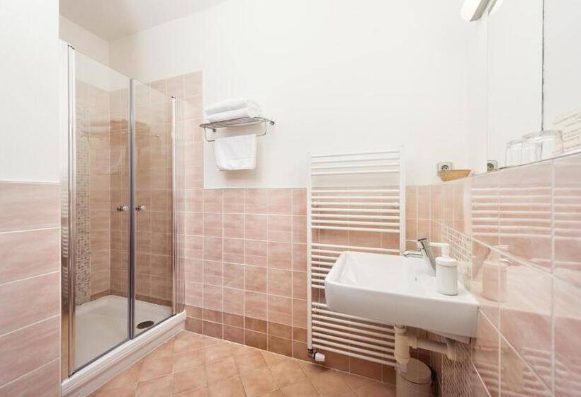 디럭스 룸, Sharingham