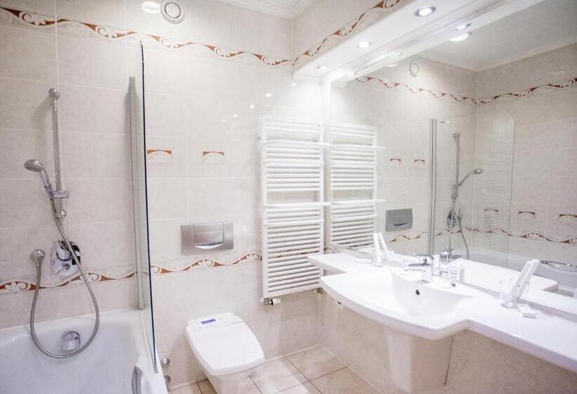 غرفة كومفورت ثلاثية, Szydłowski