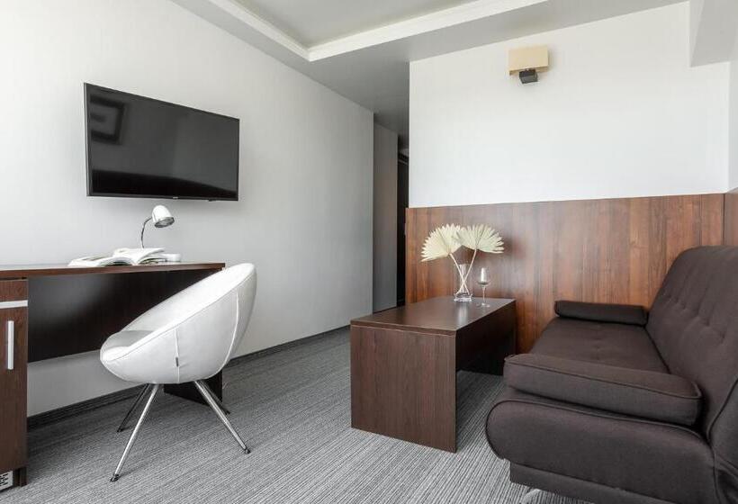 اتاق لوکس با بالکن, Wilga