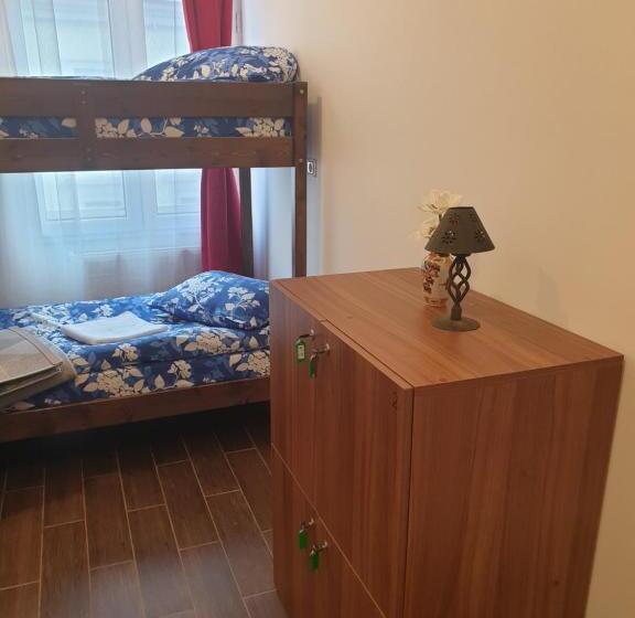 스탠다드 4인용 룸 공용 욕실, Vintage Downtown Hostel