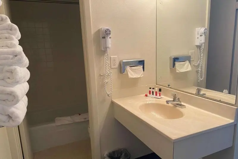 身障者適用スタンダードルーム, La Quinta Inn & Suites By Wyndham Bardstown
