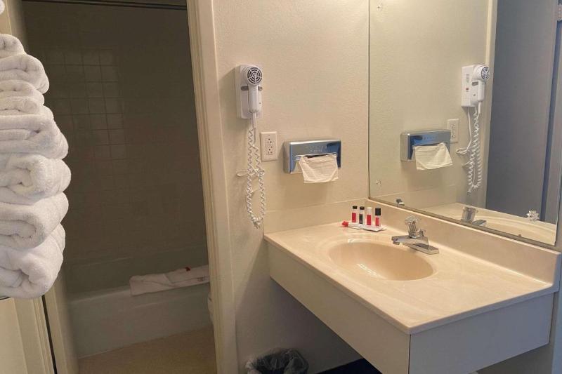 חדר סטנדרט, מיטת קינג, מותאם לאדם עם מוגבלויות, La Quinta Inn & Suites By Wyndham Bardstown