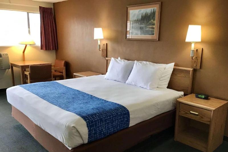 장애인을 위한 킹사이즈 침대 스탠다드 룸, La Quinta Inn & Suites By Wyndham Bardstown