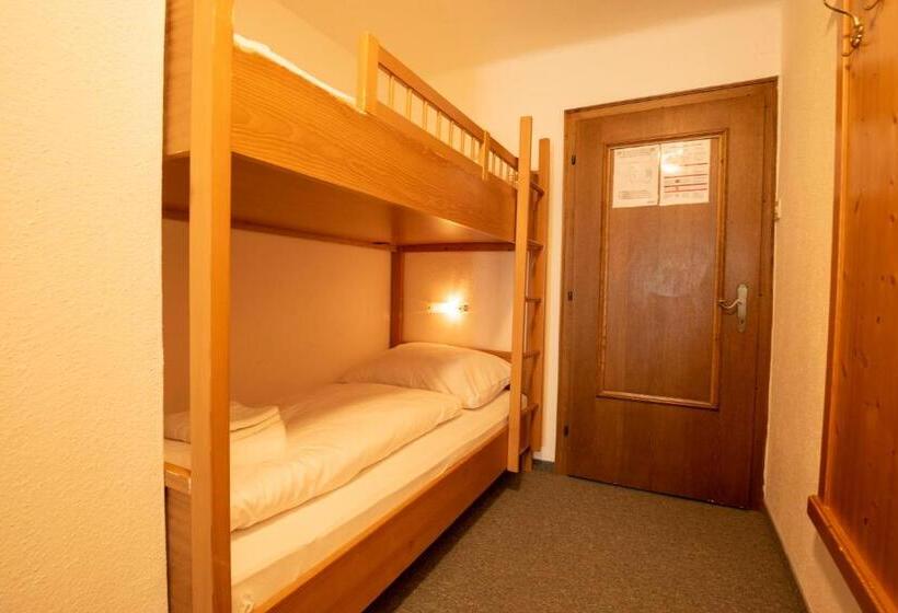 חדר משפחתי, Alpen Arnika