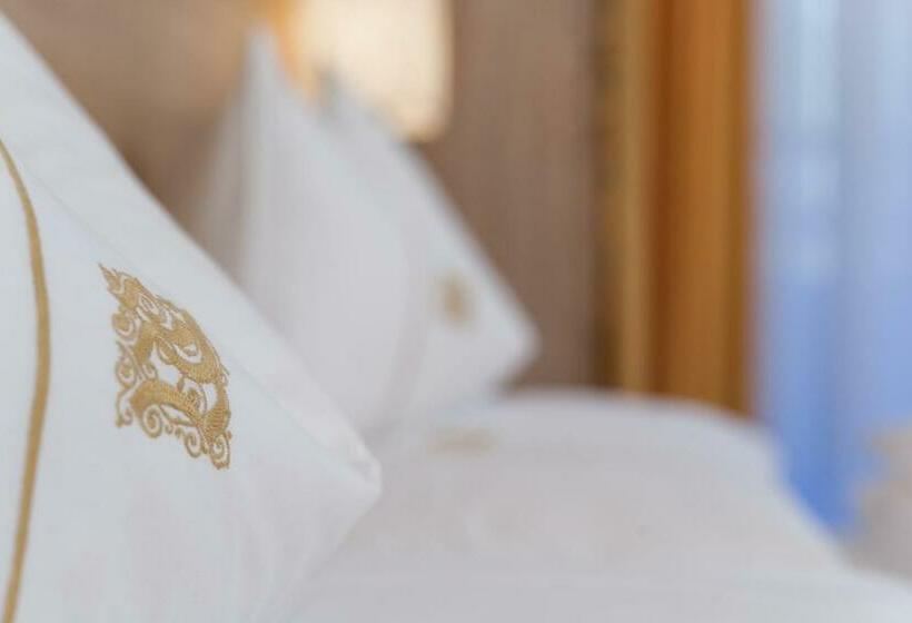 수피리어 룸, Madeleine