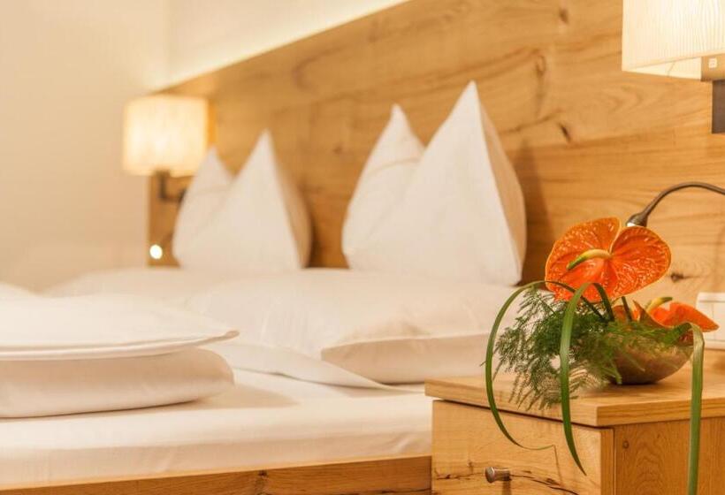 带阳台套房, Madeleine