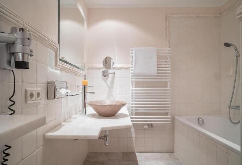 带阳台套房, Madeleine