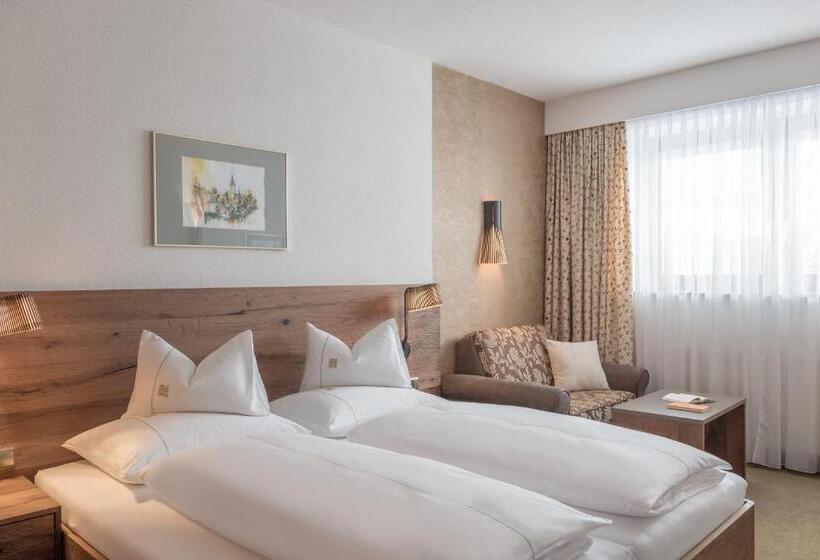 带露台的套间, Madeleine