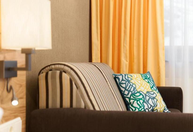 家庭间, Madeleine