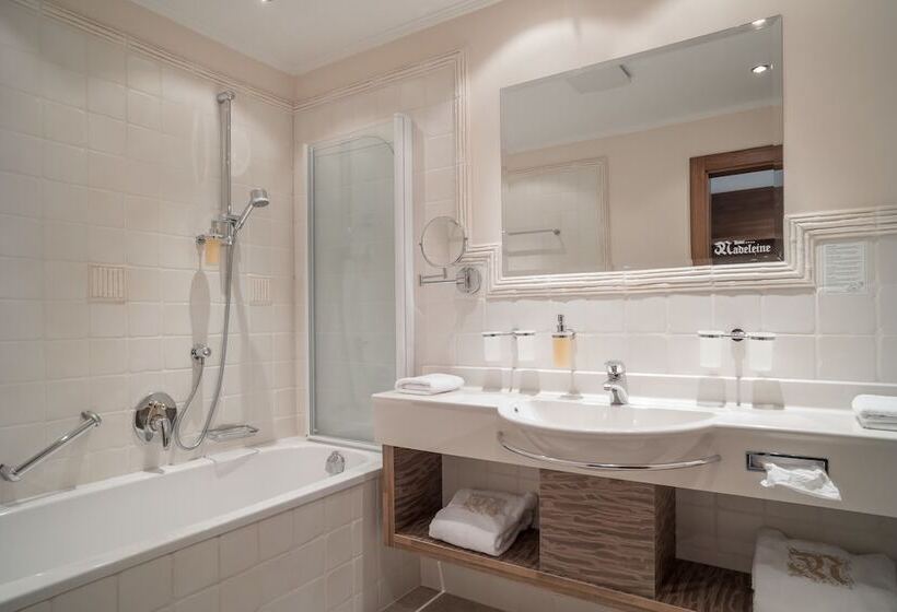 家庭间, Madeleine