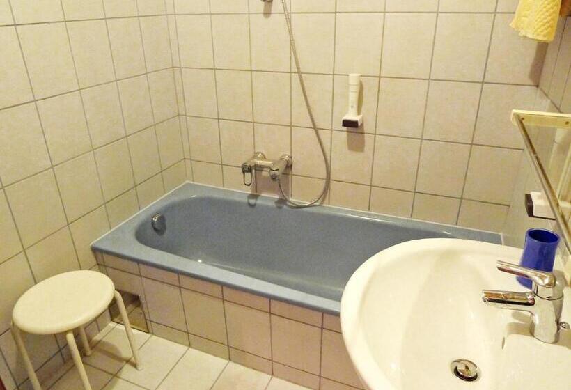 Quarto Triplo Estandar, Restaurant Böck Roter Hahn