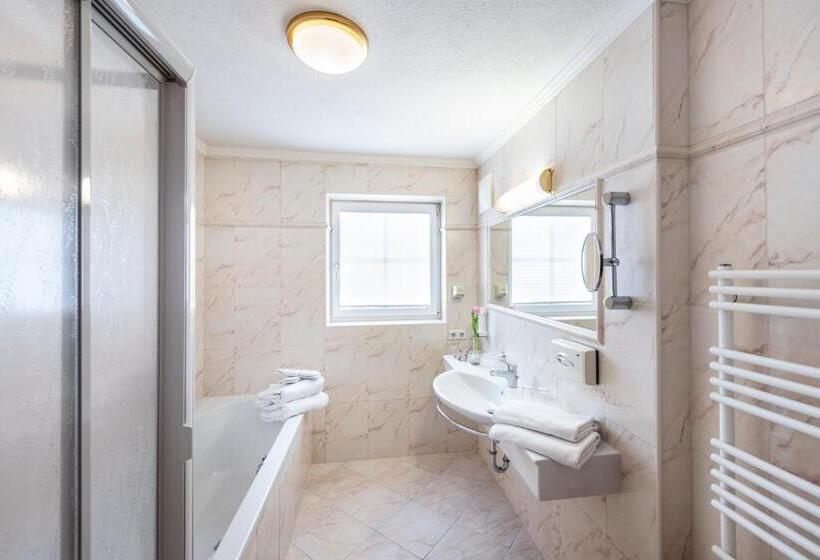 سوئیت با بالکن, Wohlfühlhotel Innertalerhof