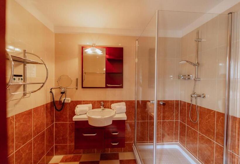 جناح جونيور, Schlössl Hotel Kindl