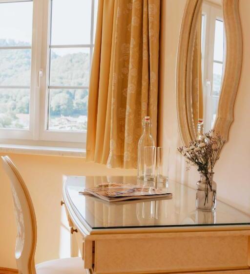 جناح جونيور, Schlössl Hotel Kindl