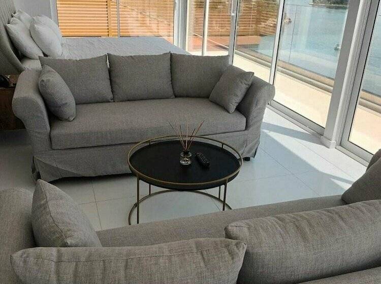 管理人员工作室, Ray Hotel Corfu