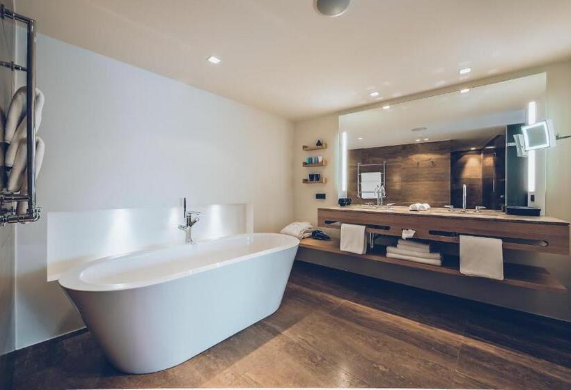 جناح جونيور مزوَّد بشرفة, Elizabeth Art