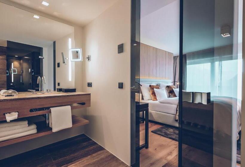 جناح جونيور مزوَّد بشرفة, Elizabeth Art