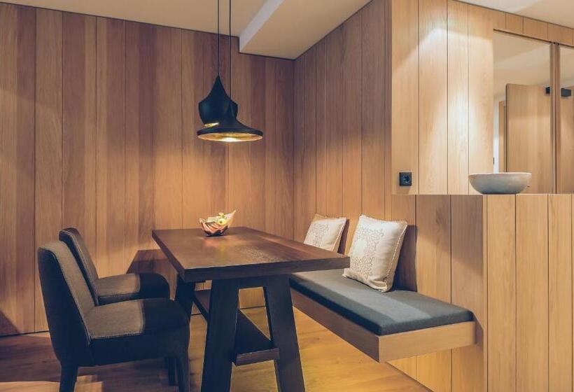 جناح جونيور مزوَّد بشرفة, Elizabeth Art