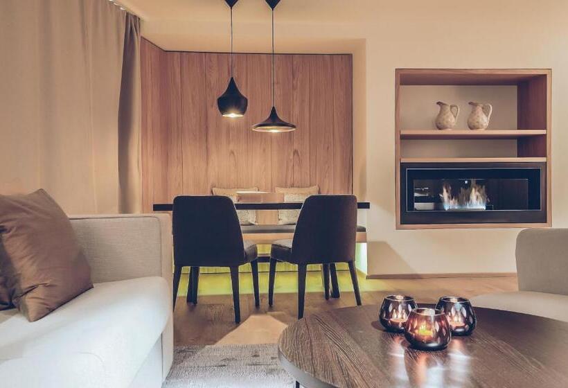 جناح سوبيريور, Elizabeth Art