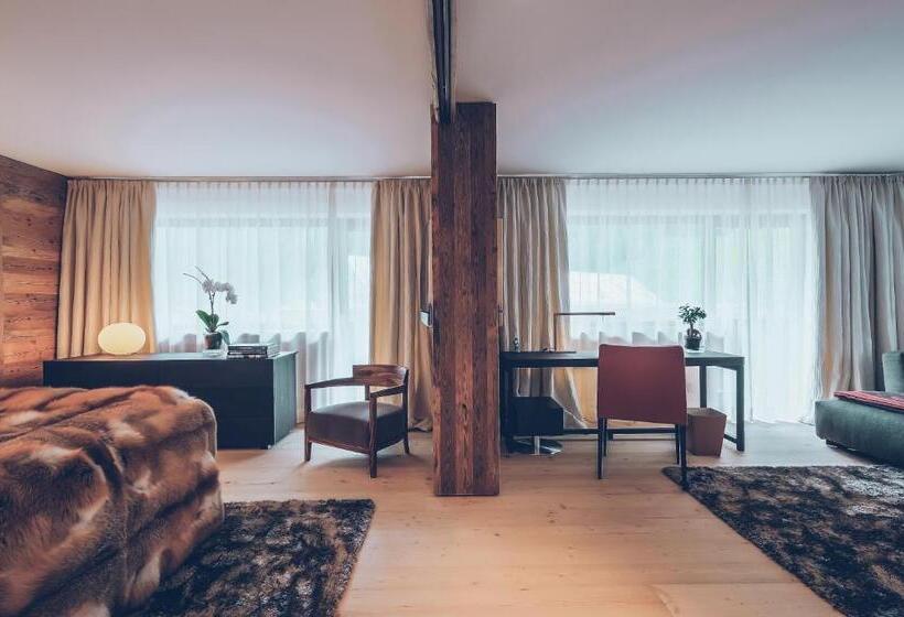 جناح, Elizabeth Art