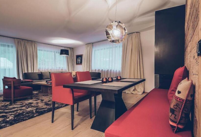 جناح, Elizabeth Art