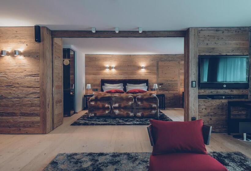 جناح, Elizabeth Art