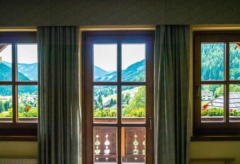 جناح جونيور, Gasthof Hinteregger