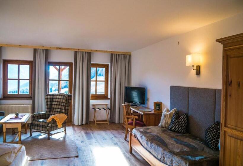 جناح جونيور, Gasthof Hinteregger