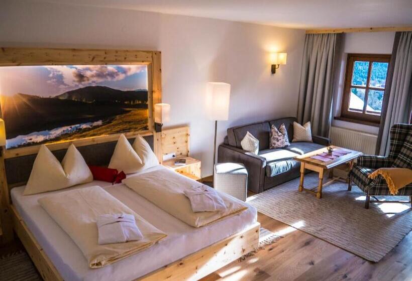 جناح جونيور, Gasthof Hinteregger