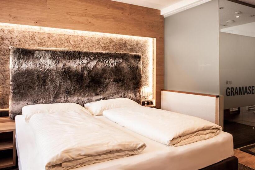 غرفة ديلوكس, Gramaser