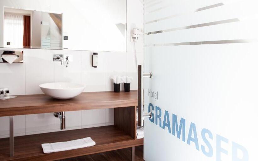 غرفة ديلوكس, Gramaser