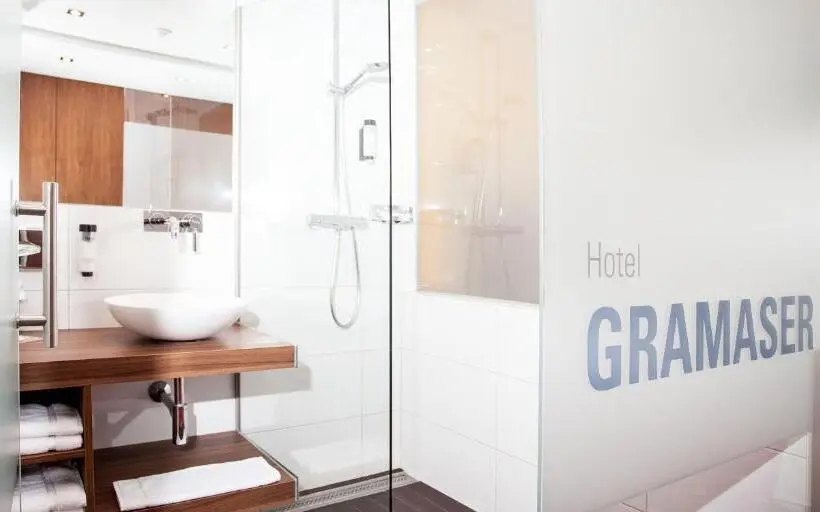 Quarto deluxe, Gramaser