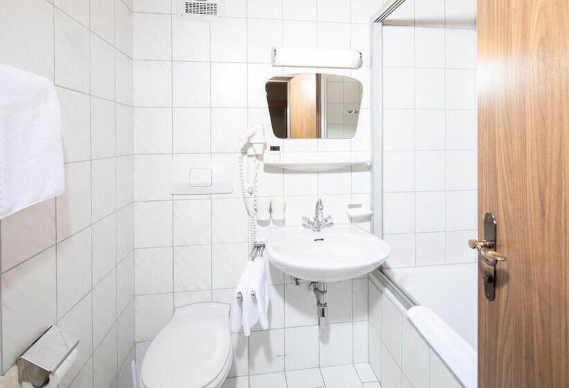 디럭스 룸, Hauserwirt