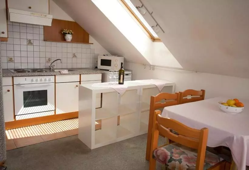 1-Schlafzimmer-Apartment mit Seeblick, Seevilla Wochinz