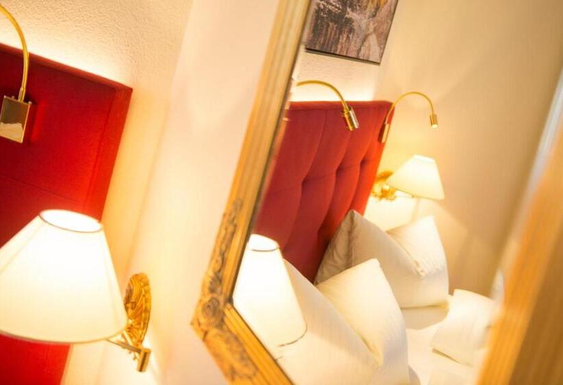 جناح جونيور, Zum Jungen Römer