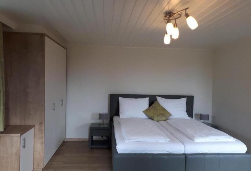 غرفة قياسية ثلاثية مزودة بشرفة, Pension Kreuzinger, 5310 Tiefgraben