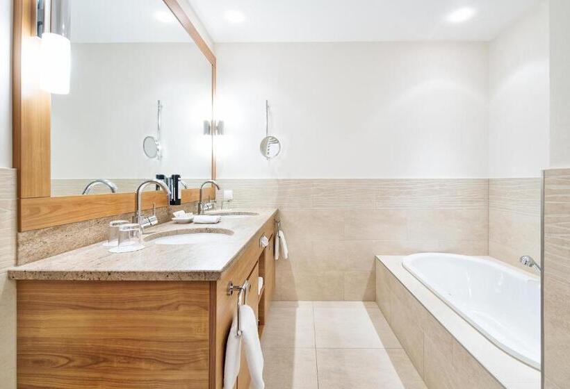 غرفة ديلوكس مزودة بشرفة, Das Ronacher Thermal Spa