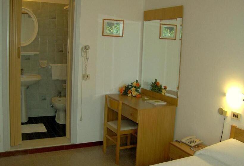 غرفة قياسية مطلّة علي البحر, Cavalluccio Marino