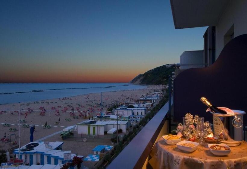 غرفة قياسية مطلّة علي البحر, Cavalluccio Marino