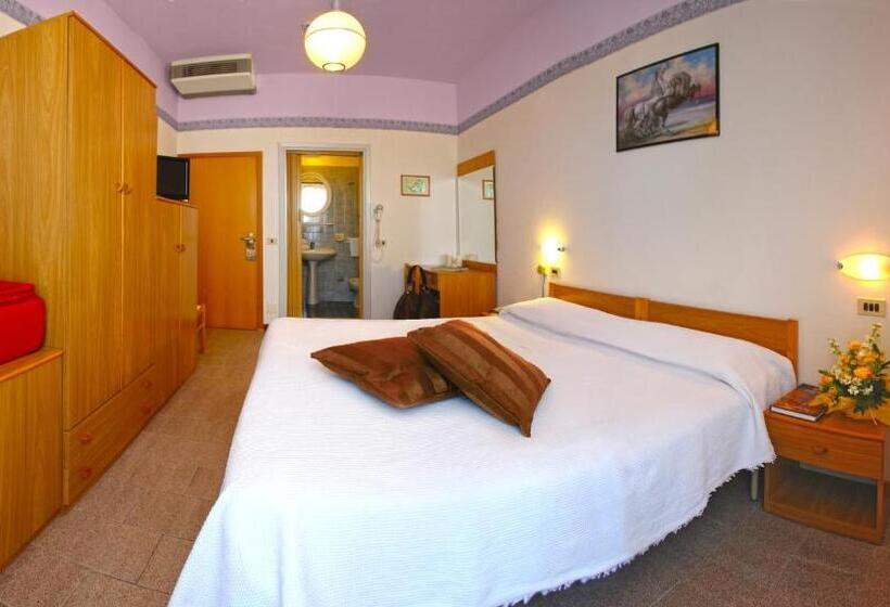 غرفة قياسية مطلّة علي البحر, Cavalluccio Marino