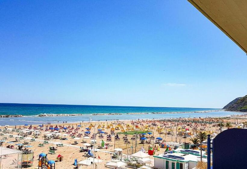 غرفة سوبيريور ثلاثية مطلّة علي البحر, Cavalluccio Marino