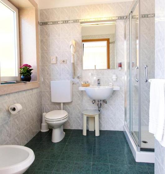 חדר משפחתי, Lilia